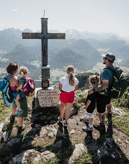 lofer-almenwelt-lofer-grubhoerndl-gipfelkreuz-familie-wandern-sommer-5-c-salzburger-saalachtal-tourismus-urheber-eduardo-gellner-2